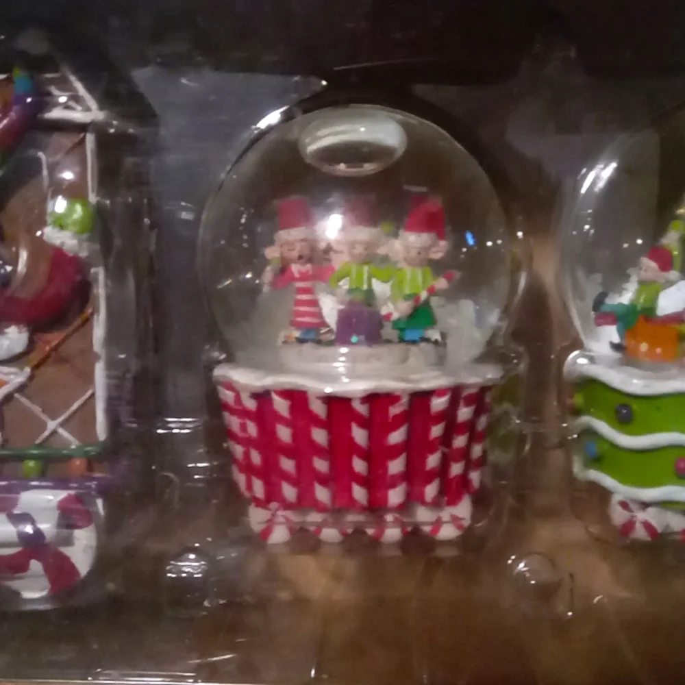 North Pole Trading 4 Piece Waterglobe Train Set